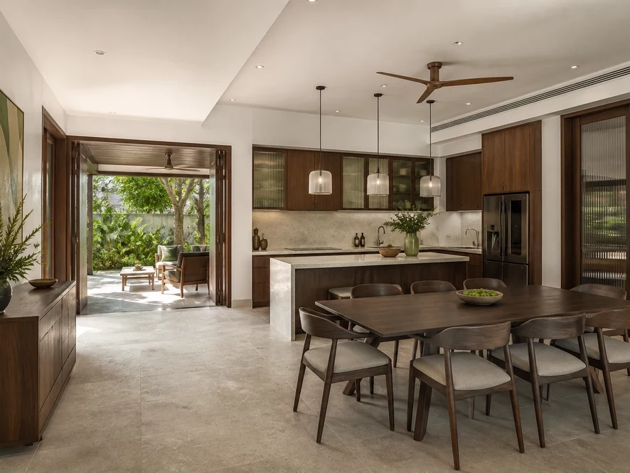 Phòng tắm liền kề trong mẫu nội thất phòng bếp 12m2 đẹp