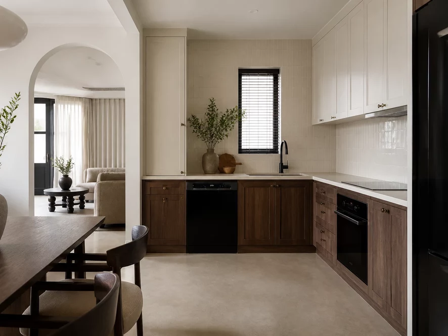 Mẫu nội thất phòng bếp 25m2 đẹp với layout chữ U tối ưu