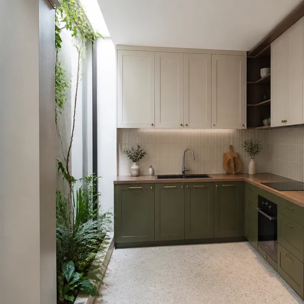 Phòng bếp chữ L phong cách Scandinavian thoáng đãng