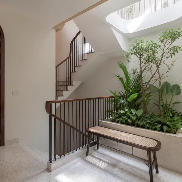 Giếng trời và cầu thang phong cách Indochine đậm chất nghệ thuật
